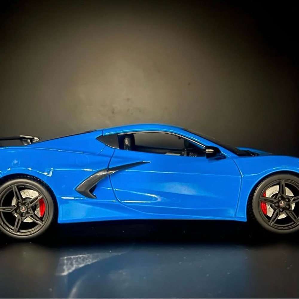 1:18 scale 2020 corvette c8 rapid blue.